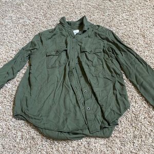 army green long-sleeve button up shirt